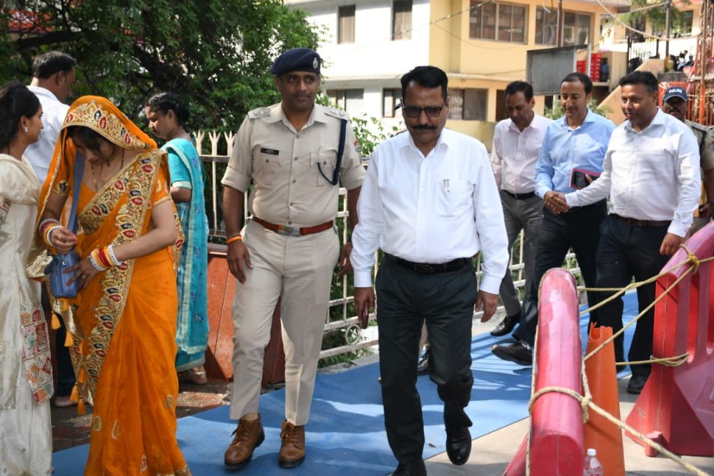 कैंची धाम के स्थापना दिवस समारोह की प्रशासन ने की चाक चौबंद व्यवस्था, शटल सेवा व टैक्सियों का किराया तय हुआ ।