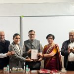 लेखिका अपराजिता कोटलिया की प्रथम पुस्तक “द मैन बिहाइंड माई फादर” का विमोचन कुमाऊं विश्व विद्यालय के कुलपति प्रो.दीवान सिंह रावत ने किया,