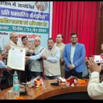 वीडियो –: उत्तराखण्ड श्रमजीवी पत्रकार यूनियन व लेकसिटी नैनीताल प्रेस क्लब ने आयोजित की संगोष्ठी,वरिष्ठ पत्रकार राजीव लोचन साह का हुआ जोरदार सम्मान, उत्तराखण्ड श्रमजीवी पत्रकार यूनियन के नैनीताल जिलाध्यक्ष अंकुर शर्मा बने, प्रकाश जोशी बनाए गए महामंत्री,प्रदेश भर के वरिष्ठ पत्रकार जुटे नैनीताल क्लब में । ।
