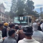 वीडियो  –: मल्लीताल पुराना घोड़ा स्टैंड के सामने जल संस्थान के वाहन ने दो लोगों को कुचला,गम्भीर हालत में अस्पताल में भर्ती ।