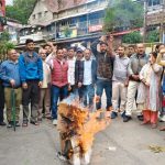 दिल्ली में संसद कूच कर रहे युवाओं पर लाठीचार्ज के विरोध में यूथ कांग्रेस ने किया केंद्र सरकार व दिल्ली पुलिस का पुतला दहन ।