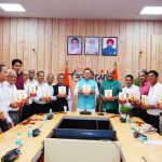 पूर्व अपर सचिव आर सी लोहनी की पुस्तक “सेवा विधि” का मुख्यमंत्री ने किया विमोचन: अब एक ही जगह मिलेगी नियमों और शासनादेशों की जानकारी ।