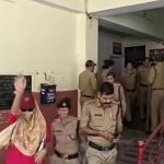 नाबालिग युवती के साथ हुए दुष्कर्म के षड्यंत्र में शामिल होने के आरोप में गिरफ्तार युवती ने मीडिया को हाथ हिलाते हुए कोर्ट पहुंची, न्यायिक रिमांड में जेल भेजी गई ।
